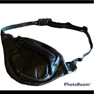 ⭐️free when you buy $35⬆️⭐️Genuine leather belt bag